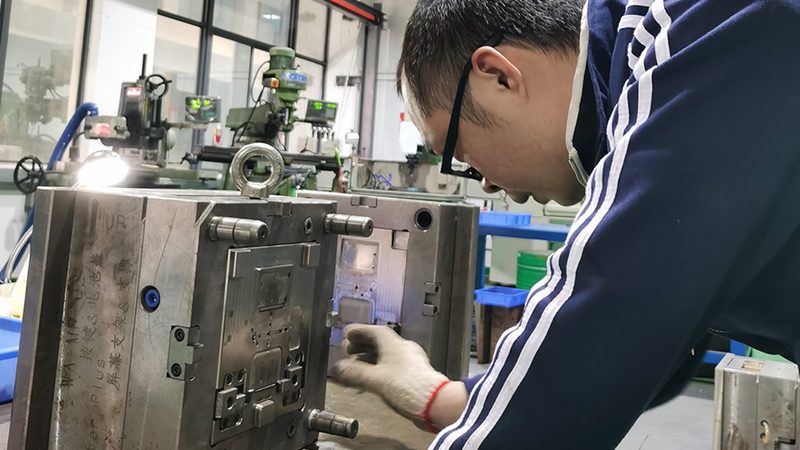 苏州双色模具代加工：原料选择的奥秘**